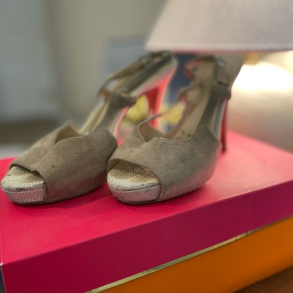 Kate Spade size 5 cream linen and suede heels. - Picture 2 of 3